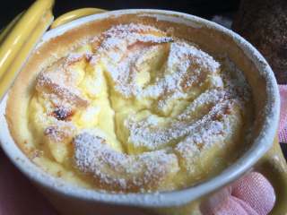 13、苹果布丁,用面粉筛筛在上面即可，小孩子吃，你也可以淋上巧克力酱之类的，漂亮还美味。