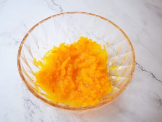 3、无糖版南瓜饼,再取出用勺子压成泥