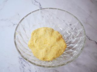 6、无糖版南瓜饼,再用手揉成光滑的面团