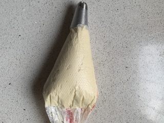 11、皇家曲奇,将面糊装入裱花袋，用刮板将面糊往前推