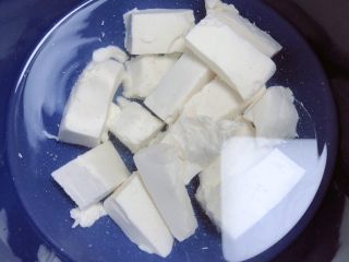 3、豆浆布丁,捞出豆腐，冷水里浸泡放凉。