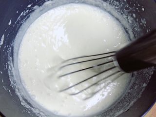 11、豆浆布丁,用搅拌棒打匀(也可放入搅拌器打匀)