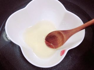 9、豆浆布丁,加入40ml左右的凉开水，锅中烧热水，隔热融化吉利丁粉。
