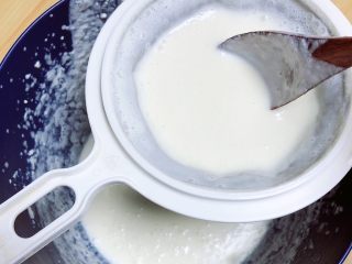13、豆浆布丁,多过滤几次，将一些豆腐泥可以碾碎，过滤的更细腻。