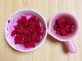 15、豆浆布丁,将火龙果切成小块儿，留十几粒最后使用。