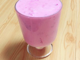 17、豆浆布丁,火龙果布丁液倒进杯子。放进冰箱冷藏2h即可。