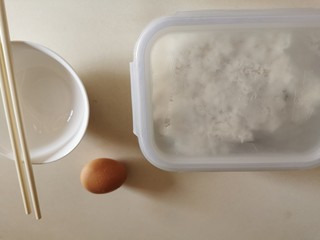 1、酱油蛋炒饭,需要准备好凉米饭、鸡蛋、酱油、油、砂糖。