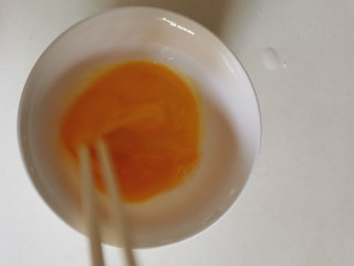 2、酱油蛋炒饭,鸡蛋打散。