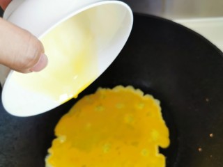 3、酱油蛋炒饭,锅热好就可以倒入油，再倒鸡蛋液，炒散蛋花。