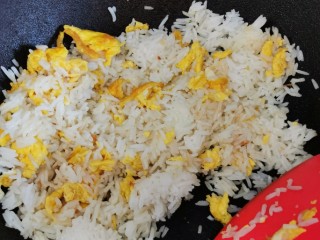 4、酱油蛋炒饭,等到蛋花炒金黄就可以倒入凉饭，翻炒均匀。