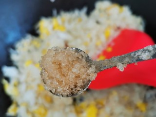 5、酱油蛋炒饭,加一小勺砂糖，这样子可以让酱油咸味中和，米饭也更爽口。