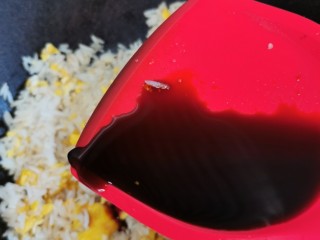 6、酱油蛋炒饭,适量酱油慢慢浇入。