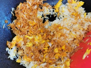 7、酱油蛋炒饭,中小火炒均匀。