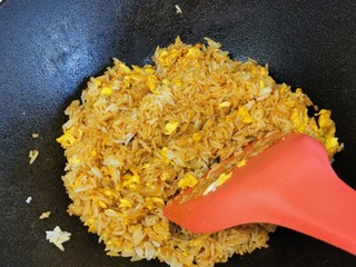 8、酱油蛋炒饭,等到米饭干身，变成酱油的颜色之后就可以出锅吃了。