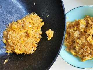 9、酱油蛋炒饭,把炒饭炒成一粒一粒的，这样的炒饭吃起来味道以及口感都非常好，而且这时候是需要我们注意一些细节的，米饭翻松比较好，煮饭之前需要我们在锅中滴少许的食油，这样能让米饭更晶亮不黏。而且用颗粒饱实、口感一致的白米饭，这样才可以炒出好吃的炒饭。