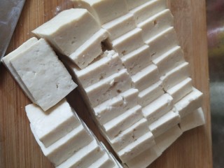 1、娃娃菜火腿炖豆腐,老豆腐切片，也可以用嫩豆腐或者冻豆腐