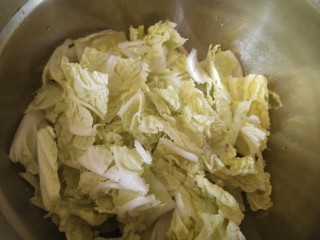 2、娃娃菜火腿炖豆腐,娃娃菜切块洗干净