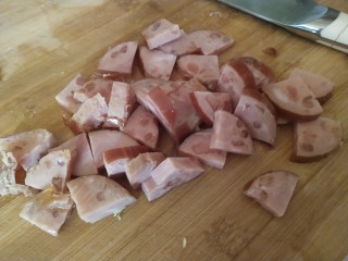 3、娃娃菜火腿炖豆腐,火腿切片，选择肉多的火腿，煮出来味道好