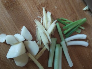 4、娃娃菜火腿炖豆腐,葱切段，姜切丝，蒜切块