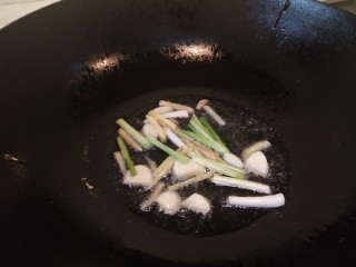 6、娃娃菜火腿炖豆腐,放入葱姜蒜炒香