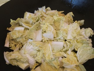 7、娃娃菜火腿炖豆腐,放入白菜翻炒均匀