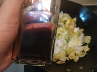 8、娃娃菜火腿炖豆腐,倒入少量生抽