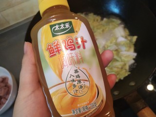 10、娃娃菜火腿炖豆腐,水开后放一些鲜鸡汁，可以用浓汤宝代替，都没有的话可以不用