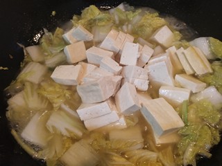 11、娃娃菜火腿炖豆腐,加入豆腐