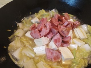 12、娃娃菜火腿炖豆腐,加入火腿，焖煮5分钟
