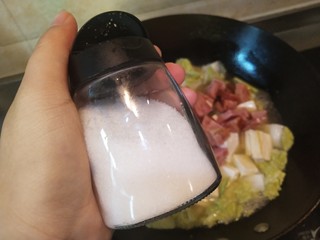 13、娃娃菜火腿炖豆腐,鲜鸡汁和火腿都有咸味，尝一下看看是否需要加盐