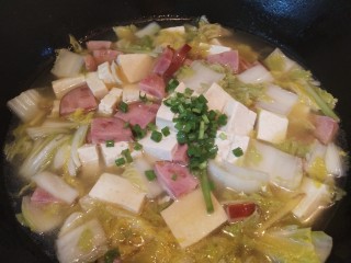 14、娃娃菜火腿炖豆腐,加过盐搅拌一下就可以出锅了