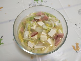 15、娃娃菜火腿炖豆腐,咸香好吃，可以当菜也可以作为汤来吃~