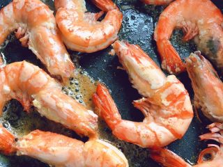 8、油闷大虾,煎到两面都面色，盛起备用