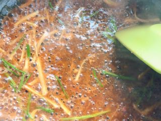 15、油闷大虾,锅里烧开