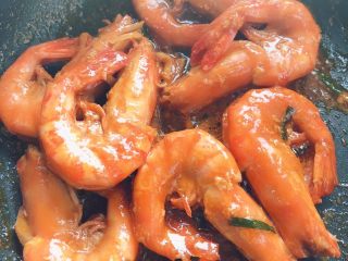 17、油闷大虾,把汤都收了变粘稠就好了