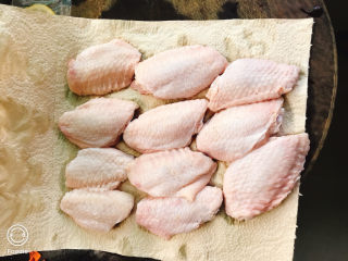 1、奥尔良烤鸡翅,鸡翅洗干净后用厨房纸巾拭干水份。