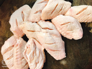 2、奥尔良烤鸡翅,在鸡翅两面各切两刀。