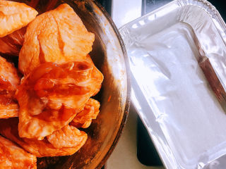 4、奥尔良烤鸡翅,将鸡翅放入冰箱冷藏保存4小时以上。