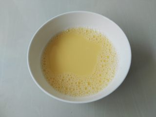 3、肉末蛋羹,加入温开水，鸡蛋和水的比例是1：1.5