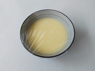 6、肉末蛋羹,碗上边盖上一层保鲜膜，用牙签扎几个眼，放入锅里蒸熟，水开之后大概蒸10分钟左右