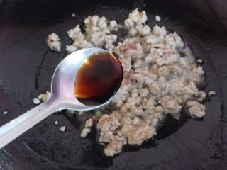 9、肉末蛋羹,加一勺生抽调味，别的调味料不用加了，因为调肉馅的时候已经放好了调味料