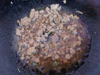 10、肉末蛋羹,加入一点清水，稍微煮一下，把肉末煮熟，这样也有一些汤汁，一会浇到鸡蛋羹上