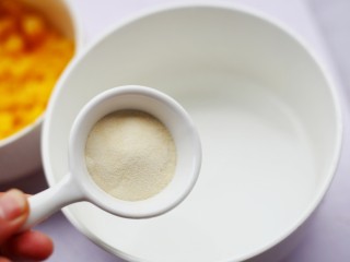 1、香甜爽滑的芒果牛奶布丁,吉利丁粉倒入温水泡至融化，水量约15g。