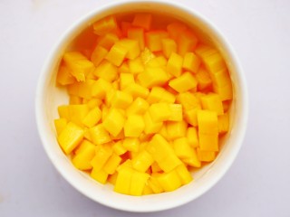 7、香甜爽滑的芒果牛奶布丁,芒果去皮切小块。
