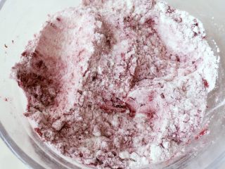 5、#不一样的泡芙#修女泡芙,把低粉、红曲粉（泡芙皮）混合过筛备用