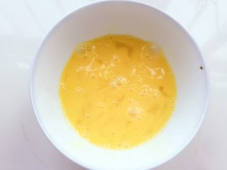 6、#不一样的泡芙#修女泡芙,取一容器，所有鸡蛋打散备用