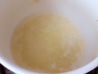 7、#不一样的泡芙#修女泡芙,把水、盐、黄油倒进奶锅里，小火加热至黄油融化，水沸腾