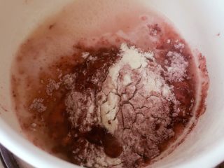 8、#不一样的泡芙#修女泡芙,立刻倒入面粉，进行糊化，用蛋抽搅打到无面粉颗粒