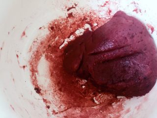 9、#不一样的泡芙#修女泡芙,换成刮刀，按压面团，直至锅底出现一层薄膜后关火