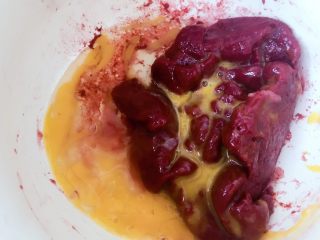 10、#不一样的泡芙#修女泡芙,趁余热倒入1/2的蛋液，使用刮刀搅拌均匀